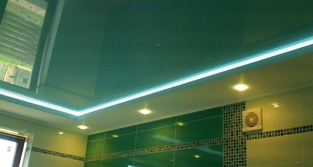 Натяжной потолок с коробом из гипсокартона с подсветкой